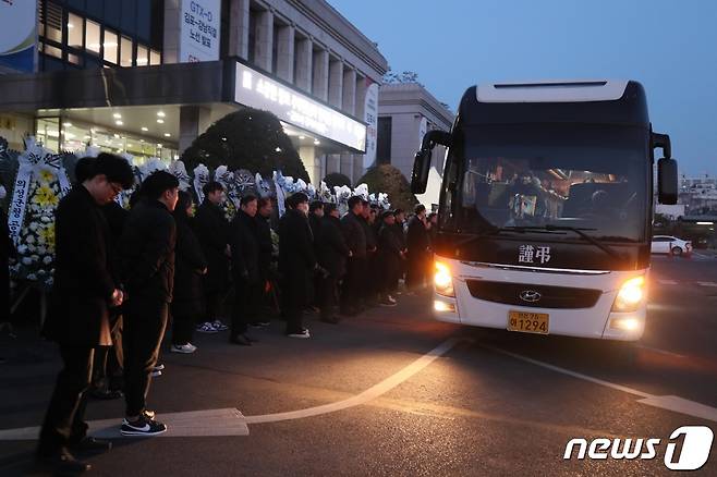 항의성 민원에 시달리다가 스스로 세상을 떠난 김포시 공무원 A 씨(39)의 노제가 8일 오전 6시 김포시청에서 진행됐다.(김포시 제공)2024.3.8/뉴스1 ⓒ News1