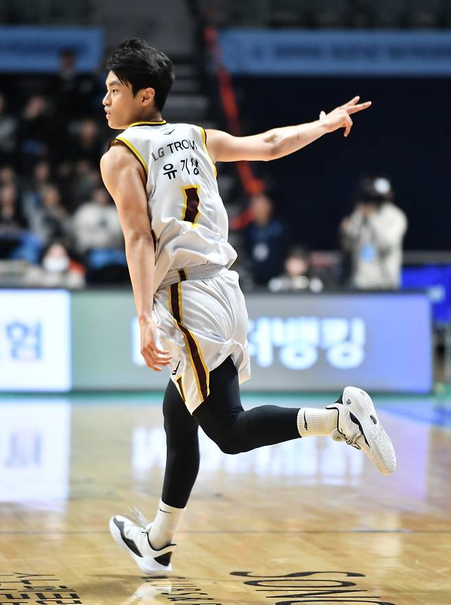 LG 신인 유기상이 3점슛을 넣고 세리머니를 하고 있다. 사진 | KBL