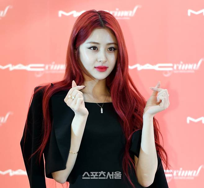 르세라핌 허윤진이 28일 서울 잠실 롯데월드몰에서 열린 맥 맥시멀 매트 립스틱 팝업 스토어 오픈 포토월 행사에 참석해 포즈를 취하고 있다.  최승섭기자 thunder@sportsseoul.com