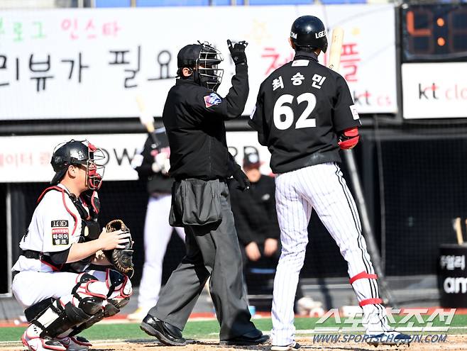 9일 수원KT위즈파크에서 열린 KBO 리그 LG와 KT의 시범경기, 9회초1사 1,2루 KT 김영현이 피치클락 경고를 받고 있다. 수원=허상욱 기자wook@sportschosun.com/2024.03.09/