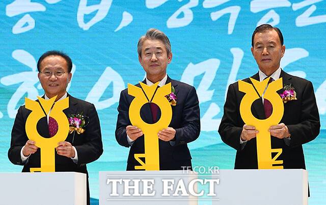 강호동 농협중앙회장과 내빈들이 11일 오후 서울 중구 농협중앙회 본관 대강당에서 열린 제25대 농협중앙회장 취임식에 참석해 농협 비전 선포 퍼포먼스를 하고 있다. 왼쪽부터 윤재옥 국민의힘 원내대표, 강 회장, 홍문표 국민의힘 의원.