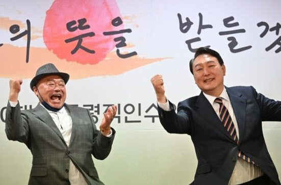 당선인 시절 윤석열 대통령과 가수 김흥국씨. /조선DB