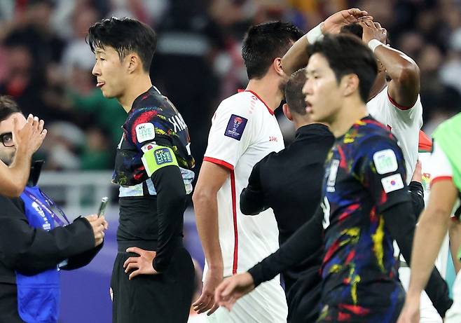 지난 2월 카타르에서 열린 2023 아시아축구연맹(AFC) 카타르 아시안컵 준결승 요르단과 대한민국의 경기를 마친 손흥민과 이강인 모습. /뉴스1