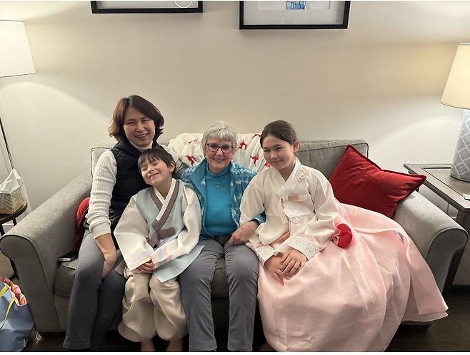 딸 예나와 유섭이가 한복을 입은 채 활짝 웃고 있다. /엑스