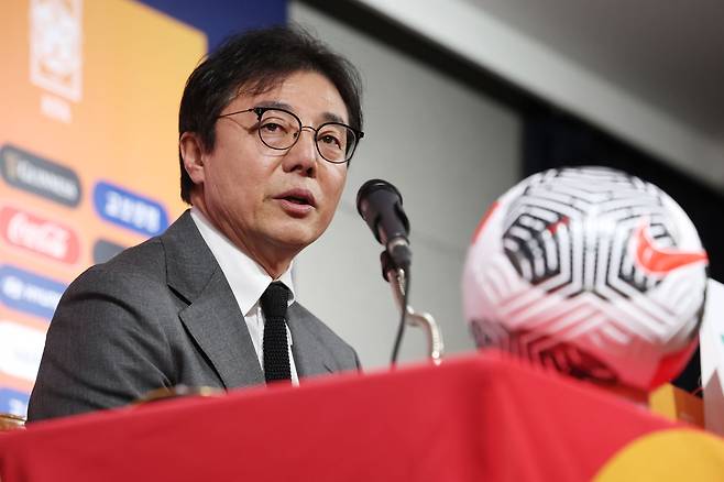 황선홍 축구 국가대표팀 임시 감독이 11일 오전 서울 종로구 축구회관에서 2026 북중미 월드컵 아시아 2차예선 C조 3·4차전에 출전할 선수 명단을 발표하고 있다. /뉴스1