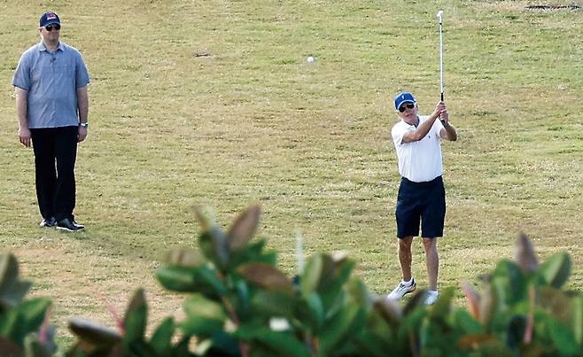 조 바이든 미국 대통령이 2022년 12월 30일 미국령 버진아일랜드 세인트크루아 크리스천스테드에 있는 버캐니어 비치 앤드 골프 리조트에서 골프를 치고 있다. 로이터연합