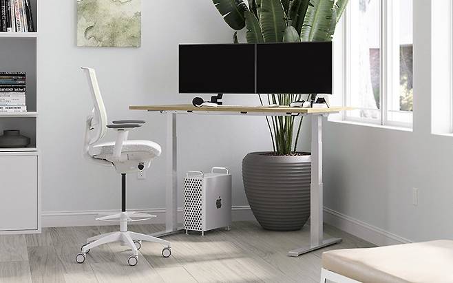 스탠딩 데스크를 사용하면 책상과 모니터 높이를 모두 올릴 수 있다