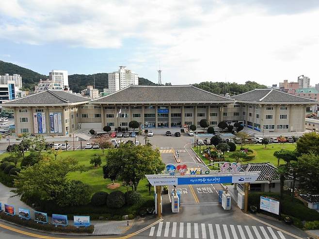 전남 여수시<사진>가 전세보증금반환보증 보증료 지원 대상을 모든 연령층으로 확대 시행한다. 여수시 제공