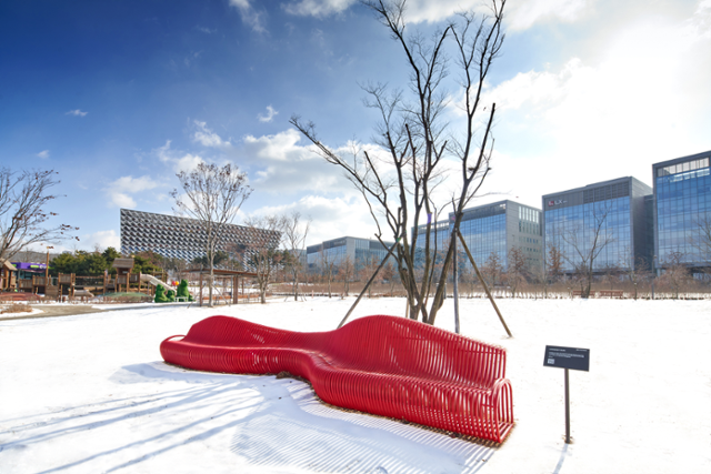 국내 최초 3D프린팅으로 제작해 실제 아파트에 설치한 비정형 벤치. 쓰리디팩토리 제공