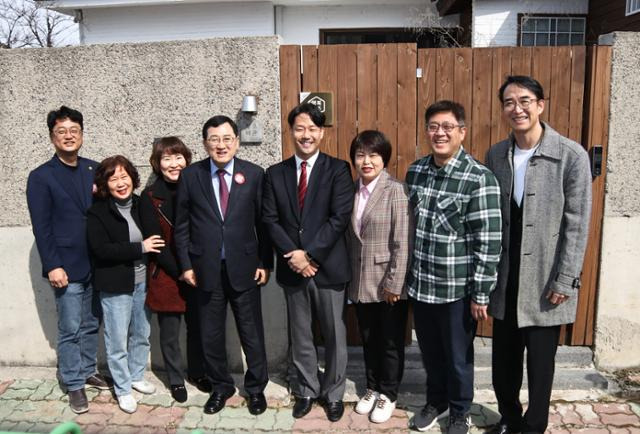 경북 경주시 황동 황촌마을 주민들이 11일 빈집을 민박집으로 개조한 마을호텔을 열고 기념촬영을 갖고 있다. 경주시 제공