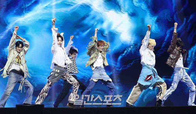 그룹 템페스트 은찬, 혁, 루, 한빈, 형섭, 태래가 11일 오후 서울 광진구 예스24라이브홀에서 열린 미니 5집 'TEMPEST Voyage'(템페스트 보야지) 미디어 쇼케이스에 참석해 타이틀곡 무대를 선보이고 있다. 타이틀곡 '라잇하우스(LIGHTHOUSE)'는 내면의 성장통을 겪으며 더 단단해진 템페스트의 이야기를 고스란히 담았다. 서병수 기자 qudtn@edaily.co.kr /2023.03.11/