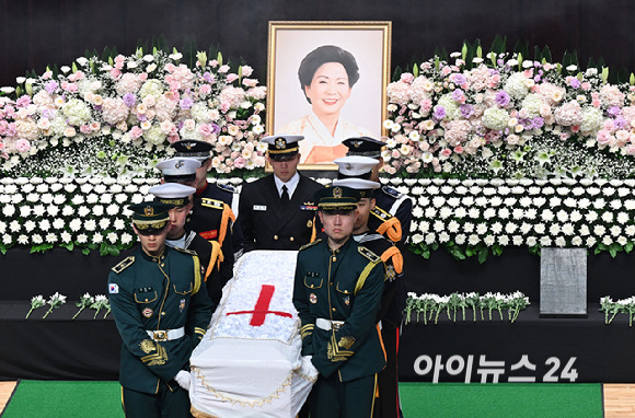 11일 서울 동작구 국립서울현충원 현충관에서 고 김영삼 전 대통령 부인 손명순 여사의 영결식이 엄수되고 있다. [사진=곽영래 기자]