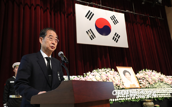 한덕수 국무총리가 11일 서울 동작구 국립서울현충원 현충관에서 열린 고 김영삼 전대통령 부인 손명순 여사의 영결식에서 조사를 낭독하고 있다. [사진=곽영래 기자]