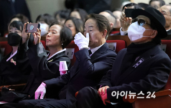 11일 서울 동작구 국립서울현충원 현충관에서 열린 김영삼 전 대통령의 부인 고(故) 손명순 여사의 영결식에서 김은철(오른쪽부터 장남), 김현철 김영삼대통령기념재단 이사장, 김혜경(차녀)이 추모 영상을 시청하고 있다. [사진=곽영래 기자]