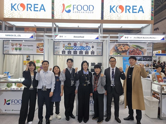 2024년 동경 식품박람회에 참가한 전북자치도 농수산식품 관계자들 [사진=전북자치도 ]