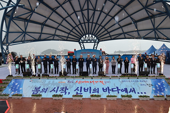 강병삼 제주시장 등 관계자들이 진도 신비의 바닷길 축제 개막식에 참석하고 있다. [사진=제주시]