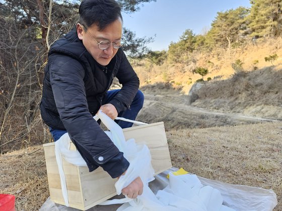 장례지도사 박인식 두손장례개발 대표는 “토지 개발을 위해 무연고 무덤을 이장해달라는 의뢰가 빈번하다”고 말했다. 이찬규 기자