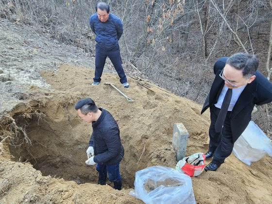 지난 9일 경북 봉화에서 1946년생 故 오장섭씨의 개장 작업 이후, 가족들이 유골 수습 과정을 지켜보고 있다. 이찬규 기자