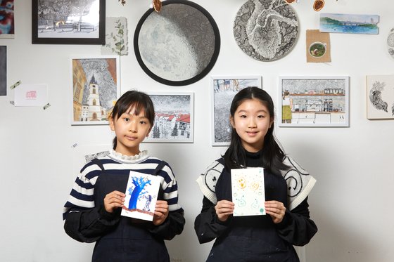 김민솔(왼쪽)·안수민 학생기자가 어몽트리 그림공간 윤다영 작가의 도움을 받아 인체와 환경에 무해한 재료로 물감을 만들고, 만든 물감으로 그림도 그려봤다.