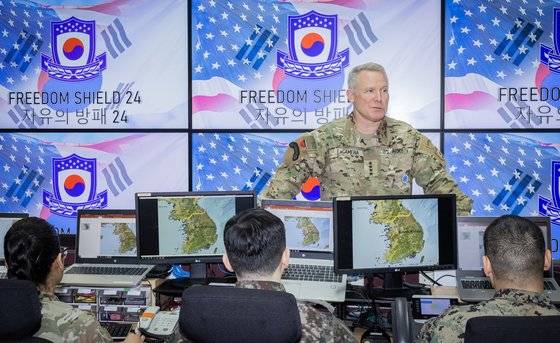 폴 러캐머라 한ㆍ미연합사령관이 9일 CP 탱고 전구작전본부에서 연합훈련 상황을 살펴보고 있다. 한국 언론 최초로 공개한 CP 탱고 전구작전본부에선 한반도와 한반도 주변의 수중부터 우주까지 모든 상황을 지켜볼 수 있다. 보안규정에 따라 취재 중엔 컴퓨터 화면을 연합훈련 로고와 한국 지도로 바꿨다. 전민규 기자