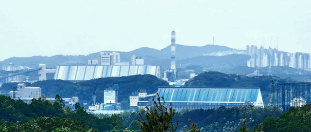 ▲ 한국데이터센터연합회와 한국데이터센터에너지효율화협회 등은 오는 26일 서울 코엑스에서 산업통상자원부·강원특별자치도·데우스 후원으로 최남호 산업통상자원부 2차관, 정광열 강원특별자티도 경제부지사 등 발전·데이터 관련업계 관계자 등 100여명이 참석한 가운데 ‘강원 영동지역 대규모 데이터센터 클러스터 조성 방안 심포지움’을 개최한다. 동해시 GS동해전력 전경. 전인수