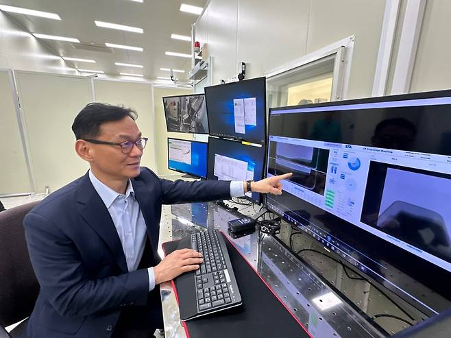 김영민 에스에프에이 대표가 반도체용 2차전지의 내부 단선을 AI로 식별해내는 CT 검사장비에 대해 설명하고 있다./화성=민지혜 기자