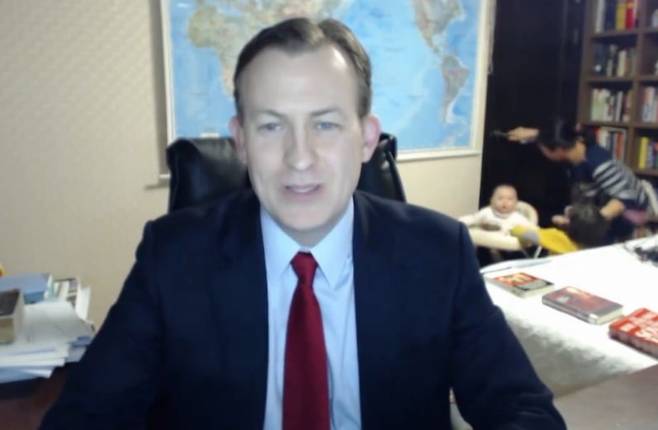 '전설의 BBC 방송사고'로 불리는 로버트 켈리 교수 인터뷰 영상. 사진은 인터뷰 도중 아이들이 난입하자 급하게 이들을 끌고 나가는 켈리 부인의 모습. /사진=로버트 켈리 교수 X 캡처