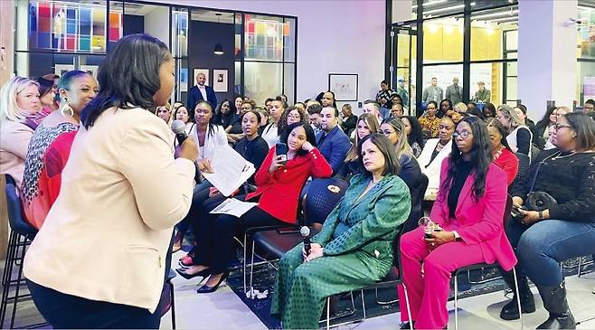 미국 뉴욕 맨해튼의 체이스은행 할렘지점 커뮤니티센터에서 강사가 지역민에게 금융 교육을 하고 있다. 체이스은행은 거래 고객이 아니어도 무상으로 금융 교육을 제공한다. /체이스은행 제공