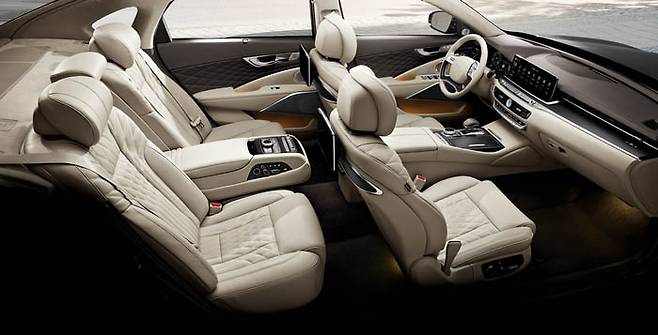 기아 K9의 내부 인테리어는 화려하지는 않지만 품위 있고 정갈하다. 기아 제공