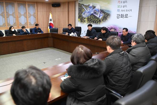 윤도영 강화부군수(중앙)가 지난 9일 영상회의실에서 긴급 간부회의를 열고 있다. 강화군 제공