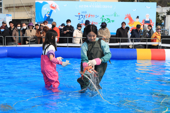 Children participate in a game of catching snow crabs at Uljin Snow Crab Festival, which ran from Feb. 22 to 25. [GNC 21]