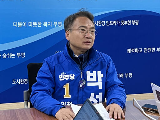 11일 박선원 예비후보가 부평구청 브리핑룸에서 기자들의 질문에 답변하고 있다. 김샛별기자