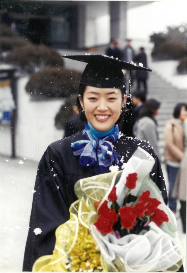 대학 시절 민중가요노래패 '작은 연못'의 회장을 맡았다던 더불어민주당 고민정 의원. 노래를 잘해서 회장직을 맡은 건 아니었다고. 고 의원은 '작은 연못'은 가창력이 아닌 가사로 세상을 바꿔보겠다는 사람들이 모인 곳이었다고 덧붙였다. / 사진=고 의원 제공