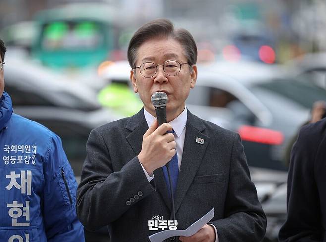 ▲ 지난 5일 롯데백화점 영등포 앞 광장에서 긴급 현장 기자회견을 열고 발언하는 이재명 민주당 대표. 사진=더불어민주당