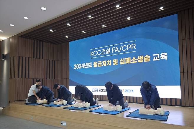 KCC건설 직원들이 8일 경기도 용인 마북동 소재 KCC 교육원에서 응급처치 및 심폐소생술 교육을 받고 있다. [사진 = KCC건설]