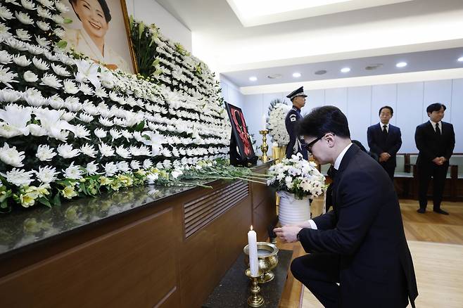 한동훈 국민의힘 비상대책위원장이 지난 8일 오전 서울 종로구 서울대병원 장례식장에 마련된 김영삼 前 대통령의 부인 손명순 여사의 빈소를 찾아 조문하고 있다. /사진=뉴스1(공동취재)