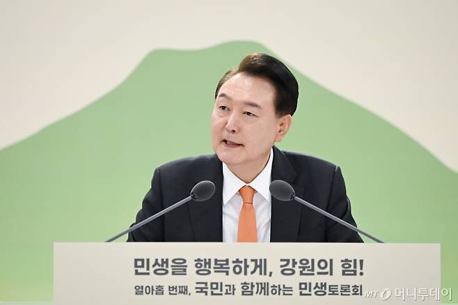 [서울=뉴시스] 윤석열 대통령이 11일 강원특별자치도 춘천 강원도청 별관에서 '민생을 행복하게, 강원의 힘!' 주제로 열린 열아홉 번째 민생토론회에서 발언하고 있다. (사진=대통령실 제공) 2024.03.11. photo@newsis.com *재판매 및 DB 금지 /사진=전신