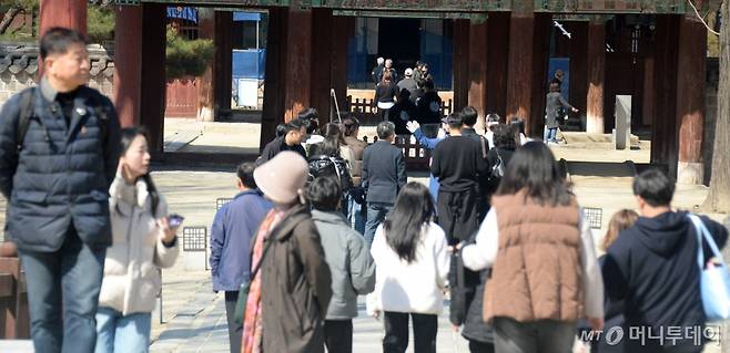 [전주=뉴시스] 김얼 기자 = 완연한 봄 날씨가 이어지고 있는 10일 전북 전주시 전주한옥마을 경기전을 찾은 많은 관광객들이 길을 지나고 있다. 2024.03.10. pmkeul@newsis.com /사진=김얼