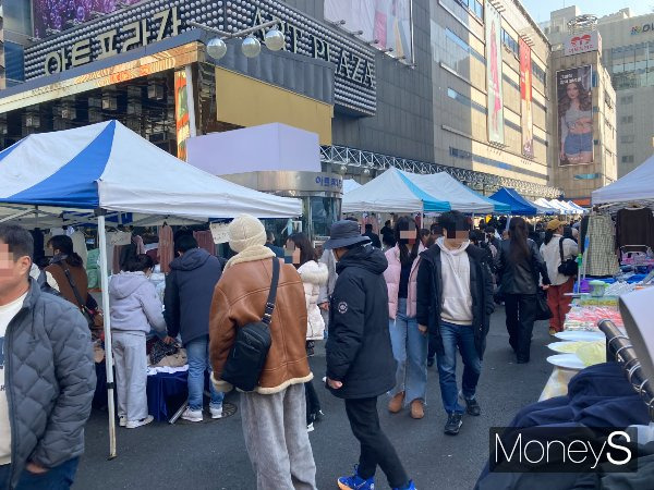 동대문 일요시장은 20대부터 70대까지 다양한 연령대의 사람들이 찾고 있다. 사진은 시장을 구경하는 사람들의 모습. /사진=김서현 기자