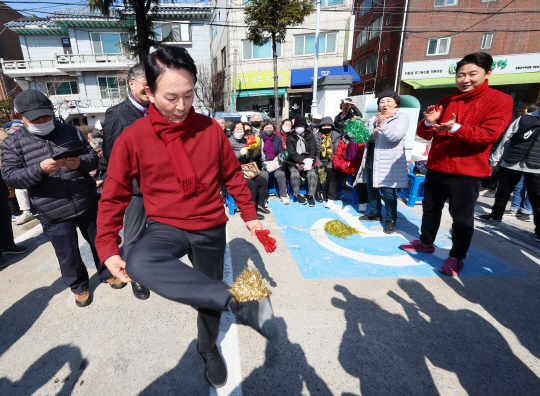 원희룡 전 국토교통부 장관이 지난 10일 인천 계양구 계산동성당에서 열린 척사대회에서 제기를 차고 있다. 연합뉴스