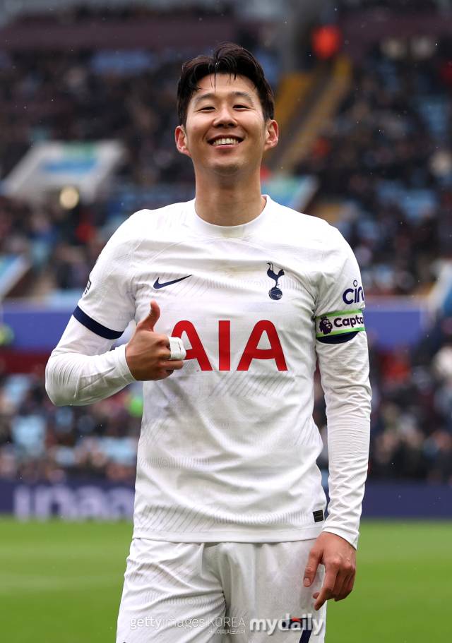 11일 애스턴 빌라전 승리 후 엄지손가락을 치켜세운 손흥민. /게티이미지코리아