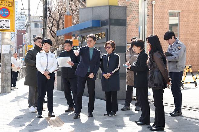 성동구가 초등학교 통학로 안전점검을 실시하고 있다.[성동구 제공]