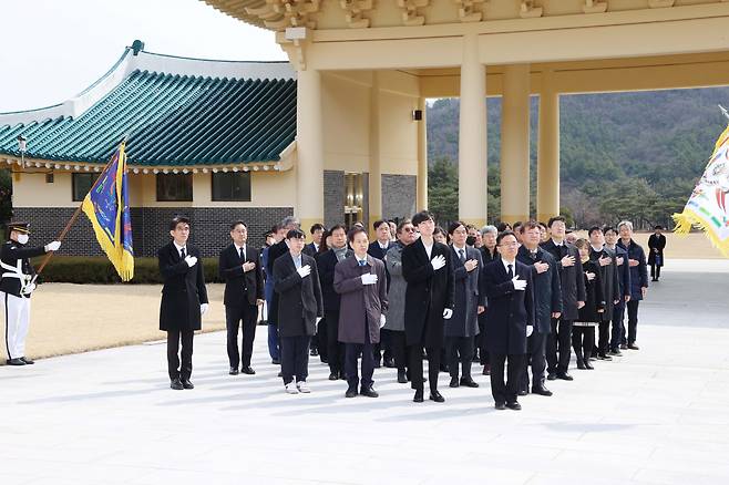 11일 KAIST 이광형 총장과 주요 보직자, 학생 대표 약 40여명이 국립대전현충원을 찾아 참배하고 있다.[KAIST 제공]