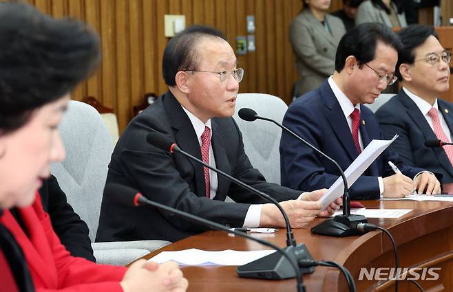 [서울=뉴시스] 이영환 기자 = 윤재옥 국민의힘 원내대표가 지난 8일 오전 서울 여의도 국회에서 열린 원내대책회의에서 발언을 하고 있다. 2024.03.08. 20hwan@newsis.com