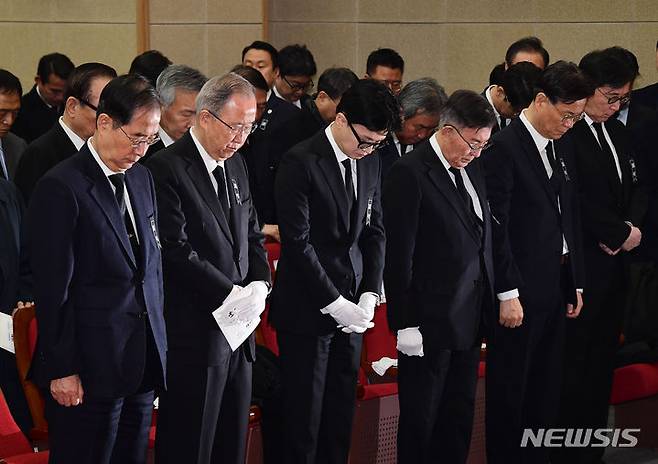 [서울=뉴시스] 최진석 기자 = 11일 오전 서울 동작구 국립서울현충원 현충관에서 열린 고 김영삼 전 대통령의 부인 손명순 여사의 영결식에서 한덕수(왼쪽부터) 국무총리와 반기문 전 유엔사무총장, 한동훈 국민의힘 비상대책위원장, 김덕룡 김영삼민주센터 이사장, 이관섭 대통령실 비서실장, 장호진 국가안보실장이 묵념하고 있다. (공동취재) 2024.03.11. photo@newsis.com