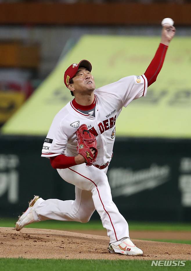 [인천=뉴시스] 조성우 기자 = 23일 오후 인천 SSG랜더스필드에서 열린 2023 KBO 포스트시즌 준플레이오프 NC다이노스와 SSG 랜더스의 2차전 경기, 1회초 SSG 선발투수 김광현이 역투하고 있다. 2023.10.23. xconfind@newsis.com