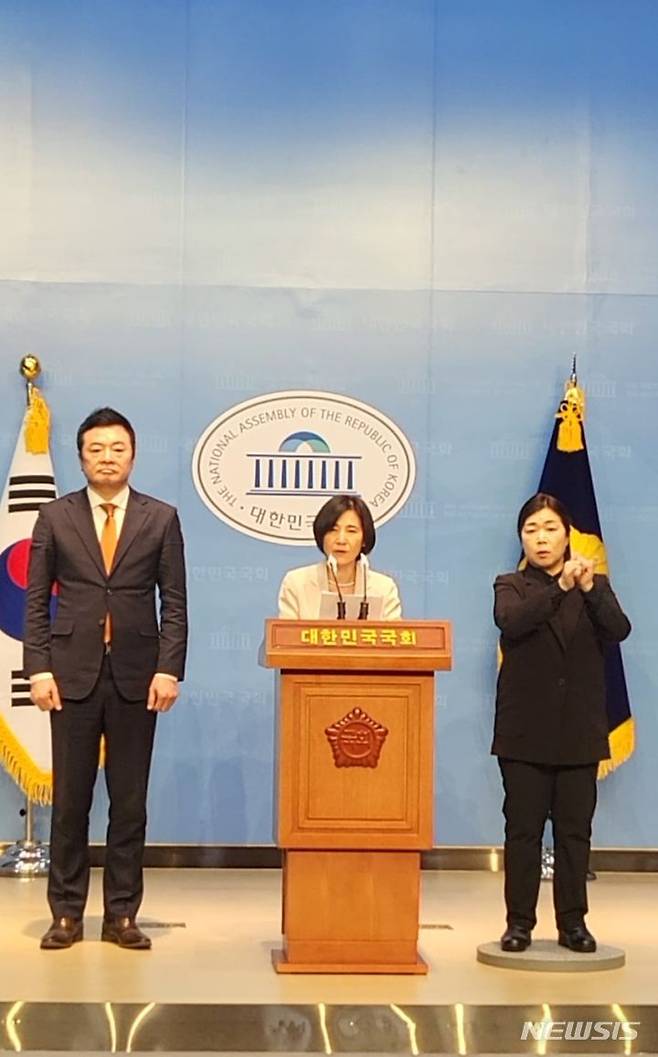 [안산=뉴시스] 이혜숙 전 국민의힘 안산병 예비후보가 11일 국회 소통관에서 개혁신당 입당 기자회견을 열었다.(사진=이혜숙 예비후보측 제공)2025.03.11.photo@newsis.com