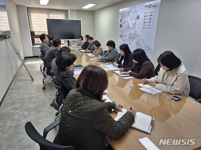 [김포=뉴시스] 정일형 기자 = 김포시는 최근 공무원 사망과 관련한 긴급대책위원회의를 갖고 법적 대응 및 심리지원방안에 대해 논의했다.(사진은 김포시 제공)