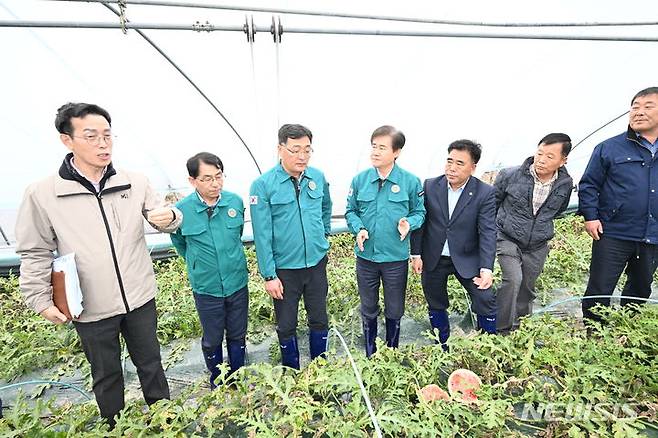 [함안=뉴시스]경남도의회 농해양수산위원회 조영제·조인제 의원 등이 11일 함안군 대산면 수박 피해농가를 방문해 피해 상황을 점검하고 있다.(사진=경남도의회 제공) 2024.03.11. photo@newsis.com