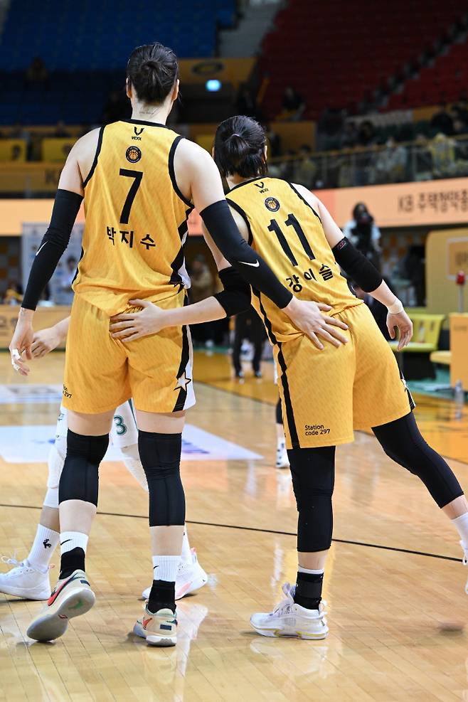 박지수와 강이슬. WKBL 제공